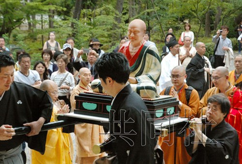 5月16日下午,在中國制作的鑒真和尚坐像抵達(dá)日本奈良市,與唐招提寺的鑒真替身像聚首(日本《共同社》)