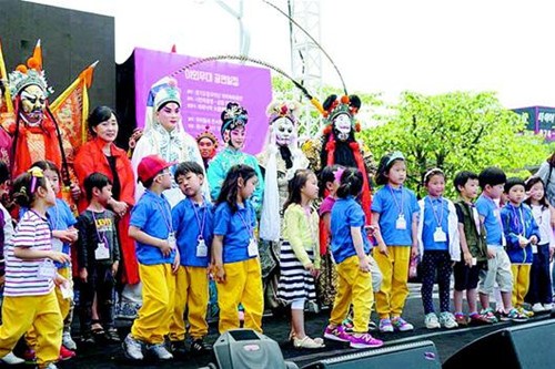 韓國小觀眾熱情地上臺與演員合影