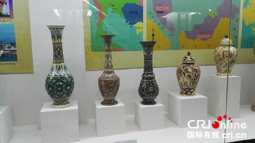 古晉潮州人生產(chǎn)的有當(dāng)?shù)孛褡逄厣奶沾?/