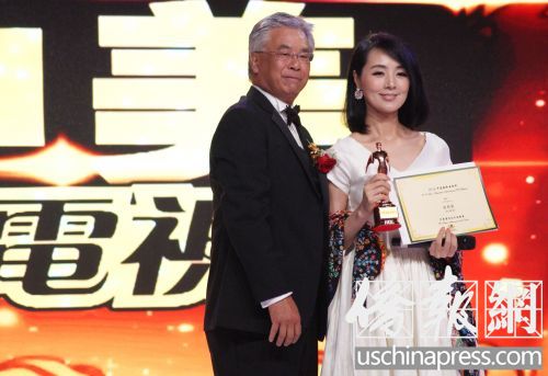 中國(guó)內(nèi)地演員姜鴻波獲最年度最佳女演員和最佳電視劇女主角兩個(gè)大獎(jiǎng)(美國(guó)《僑報(bào)》/章寧