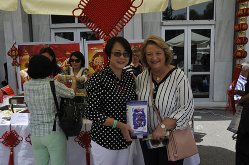 寧懿參贊在中國展臺前向希臘總統(tǒng)夫人贈送禮品(法國《歐洲時報》/蘇珊娜