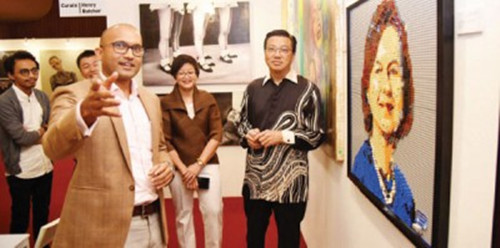 廖中萊(右起)在周美芬的陪同下,參觀藝術展(馬來西亞《光華日報》)