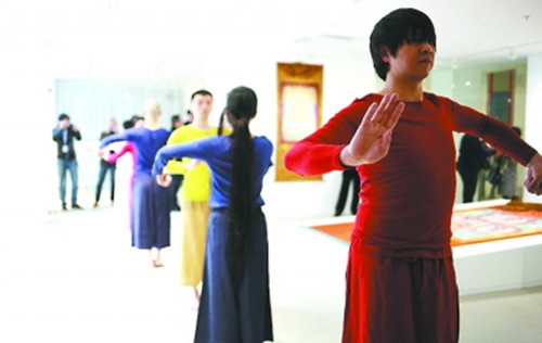 “寂靜的力量”藝術(shù)項目舞者表演