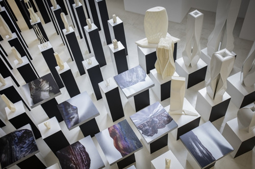 徐蕊藝術(shù)作品與扎哈·哈迪德建筑模型相交擺放,,相得益彰(英國(guó)《華聞周刊》/黃漢杰
