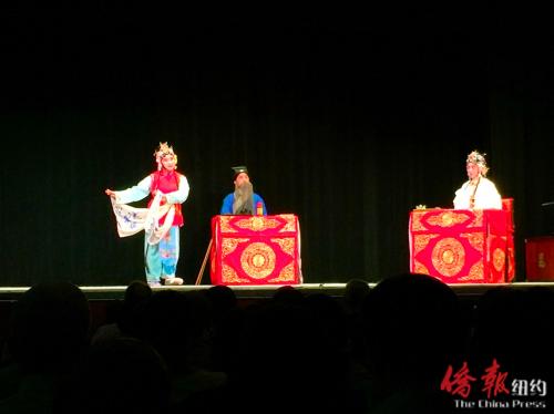 海外昆曲社學(xué)生18日表演《牡丹亭-鬧學(xué)》。
