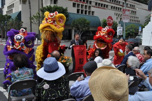 中國(guó)舞獅歡喜進(jìn)場(chǎng),,炒熱氣氛,。(美國(guó)《世界日?qǐng)?bào)》/陳良玨