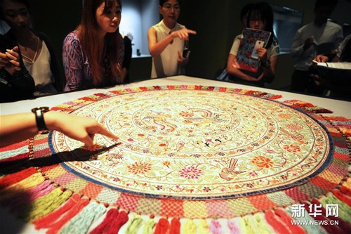 6月21日,,人們在新加坡土生華人博物館參觀一塊娘惹刺繡臺罩,。(鄧智煒