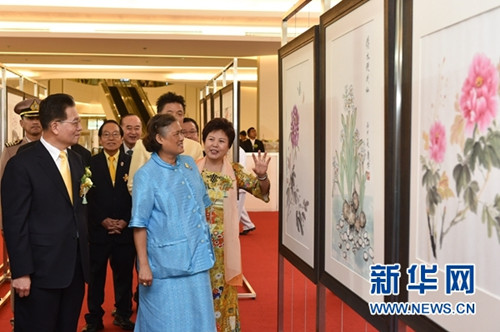6月26日,,在泰國(guó)曼谷,,泰國(guó)詩(shī)琳通公主(前排中)在中國(guó)駐泰國(guó)大使寧賦魁(前排左)和夫人初慶玲女士(前排右)的陪同下觀看“寧賦魁大使及夫人初慶玲女士曼谷王朝宮廷服裝攝影及中國(guó)畫作品慈善展覽”。(李芒茫