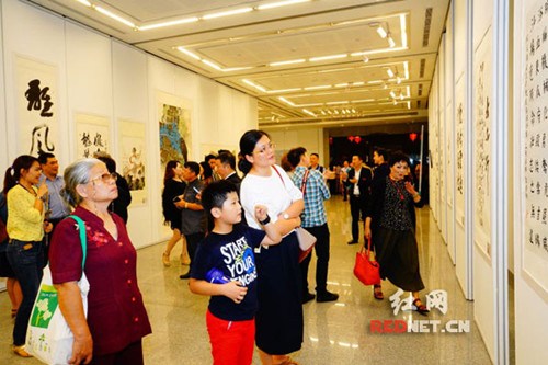 泰國市民參觀書畫展,。