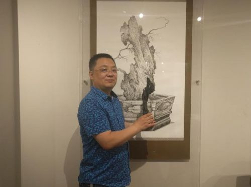 水墨畫家如一和參展雅石。(美國《僑報》/張苗