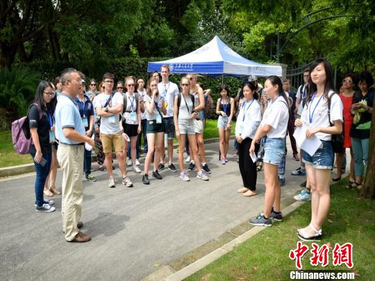 圖為上海交通大學(xué)藥學(xué)院英文版《中醫(yī)藥與中華傳統(tǒng)文化》慕課(MOOC)課程的線下部分。(中國新聞網(wǎng))