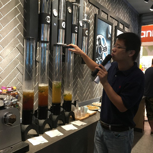 因味茶創(chuàng)始人繆欽在向年輕茶友們介紹契合中國茶文化共享理念的茶飲“分享塔”。