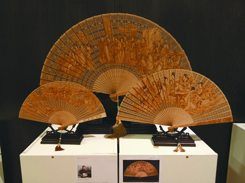 參展的邢偉中檀香扇作品,。