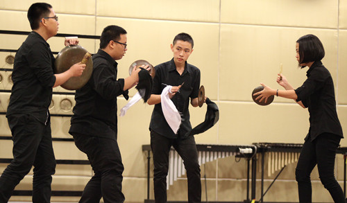 吉華國(guó)民型中學(xué)以鈸與鑼演繹《錦雞出山》,奪得榮譽(yù)金獎(jiǎng),。(馬來(lái)西亞《星洲日?qǐng)?bào)》)