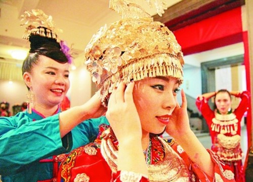 身著民族盛裝的丹寨苗族女青年成為展會(huì)上的靚麗風(fēng)景,。(劉新武