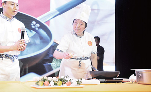 烹飪大師王長華在現(xiàn)場制作面點(diǎn),。(法國《歐洲時(shí)報(bào)》/夏曉彤