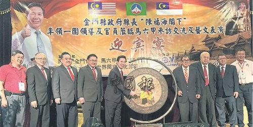 陳福海(左5)主持鳴鑼儀式。(馬來西亞《中國報》)