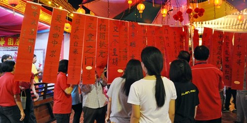 燈謎內(nèi)容包含天文地理,。(馬來西亞《詩華日報》)
