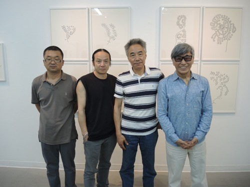 洪君植(左起),、畫家劉悅、嚴力、周龍章邀請新詩愛好者參加“新詩朗誦會”,,分享對詩歌的熱愛。(美國《世界日報》/尹英姿