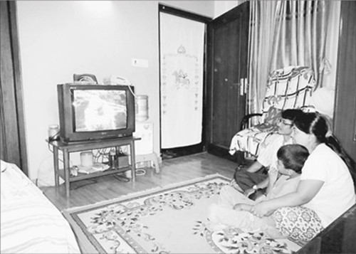 在加德滿都,,當(dāng)?shù)鼐用裨谟^看電視劇,。(《人民日?qǐng)?bào)》資料圖)
