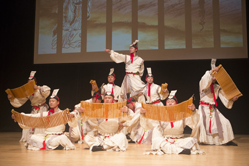 湖北文化代表團(tuán)表演荊楚歌舞,。(加拿大《華僑時(shí)報(bào)》)