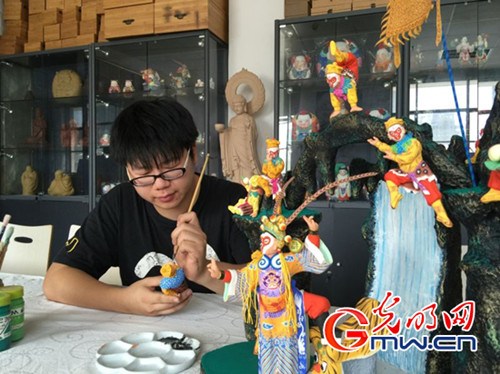 90后華天驊創(chuàng)作《水簾洞》惠山泥人作品,。