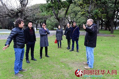 主辦單位,、協(xié)辦單位負(fù)責(zé)人與布市政府多元文化部工作人員查看活動(dòng)舉辦現(xiàn)場(chǎng)。(阿根廷《阿根廷華人網(wǎng)》/柳軍