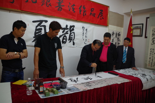 李兆銀揮筆寫字,。(美國《世界日?qǐng)?bào)》/金春香