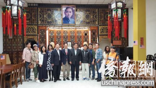 本地僑領(lǐng)和中國僑領(lǐng)美洲攝制組成員,在中華總會館合影,。(美國《僑報(bào)》/吳卓明
