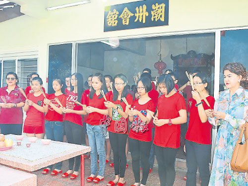 許溧師(前排左)及孫嬡瑾(右),,帶領(lǐng)少男少女祭拜福德正神,。(馬來西亞《中國報(bào)》)