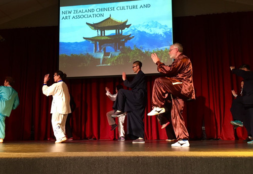 文化中心太極學(xué)員表演24式太極拳,。(張健勇