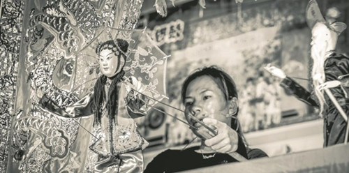 馬來(lái)西亞潮州木偶劇團(tuán)在演出,。(馬來(lái)西亞《詩(shī)華日?qǐng)?bào)》資料圖)