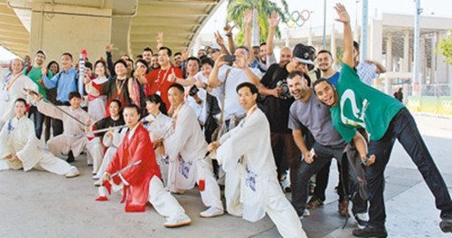 當(dāng)?shù)貢r間8月7日,,中國臻太極代表團(tuán)成員在表演結(jié)束后和觀眾合影,。