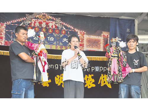 王藝明(中)介紹創(chuàng)新的布袋戲,。(馬來西亞《中國(guó)報(bào)》)