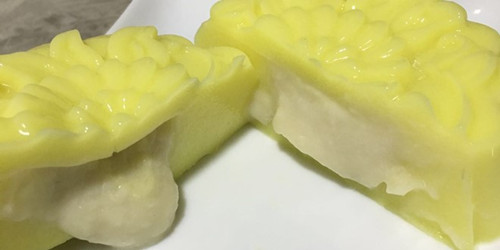 近期火熱大受歡迎的榴梿流心月餅,。(馬來西亞《詩華日報》)