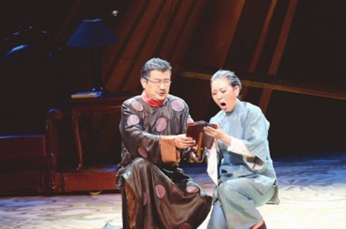 當?shù)貢r間8月10日,,上海歌劇院《雷雨》劇組在倫敦大劇院進行彩排,圖為周樸園和魯媽,。(游暐之
