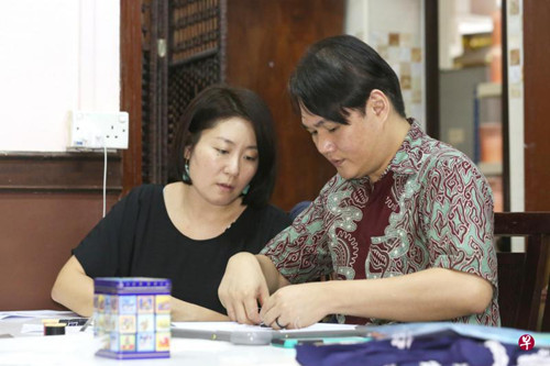 自11年前開班授課至今,黃俊榮(右)已教導(dǎo)超過400名學(xué)生,,其中以日本人居多,。(新加坡《聯(lián)合早報(bào)》/陳斌勤