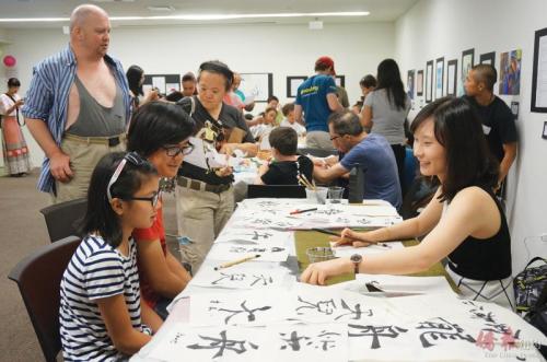 各族裔家庭到場,積極參與龍舟節(jié)活動,。(美國《僑報》/陳辰
