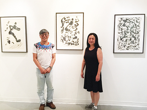 來自北京的藝術(shù)家王久安(右)16日個展開幕,。(美國《僑報》/葉永康