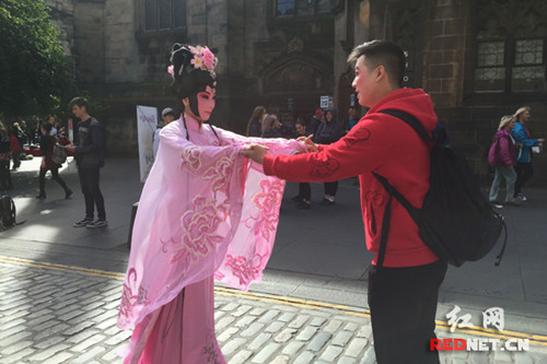 交流演出期間,,湖南省昆劇團(tuán)的演員們走上英國愛丁堡街頭做宣傳,。(《紅網(wǎng)》資料圖)
