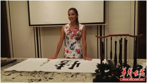 賀京沙老師弟子思思笑靨如花,。(鄧桂明