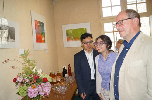 來(lái)賓認(rèn)真觀看畫(huà)展。(法國(guó)《歐洲時(shí)報(bào)》/黃冠杰