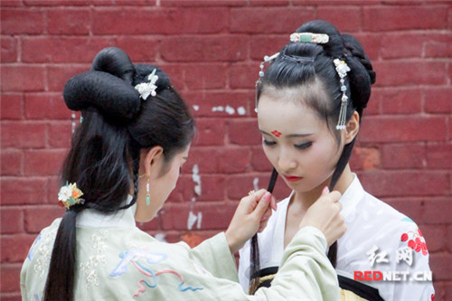 司徒漪瀾(陳佳鑫)給好友曉丹整理妝容,。(趙毅旻