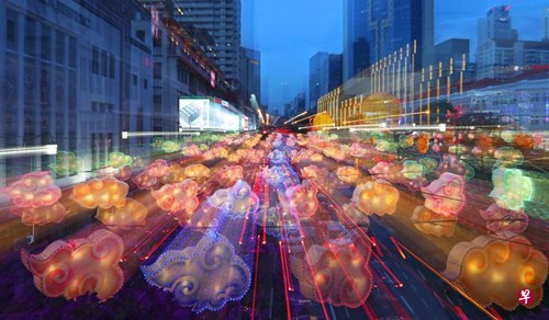 配合今年的牛車水慶中秋活動(dòng),,成串的云朵形狀燈籠高掛在新橋路和余東旋街上方,。(新加坡《聯(lián)合早報(bào)》/葉振忠