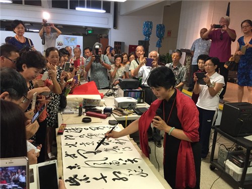胡秋萍教授現(xiàn)場(chǎng)揮毫展示,。(楊建興