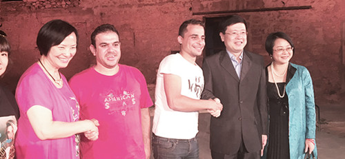 從右至左:寧懿參贊、鄒肖力大使、瓦拉,、阿哈曼、杭州越劇團團長侯軍合影,。(意大利《歐洲時報》/金國