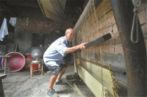 換席是個體力活,,王文清老人每次提扣壓扣都是一身大汗,。換席的目的就是將正面的席子扣壓到后面去,方便穿席和制作更長的席子,。(吳小川
