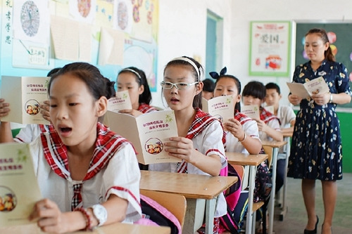 開學(xué)第一課,,南蔡村小學(xué)課堂上,學(xué)生捧起《弟子規(guī)》,。新華網(wǎng)發(fā)(董林