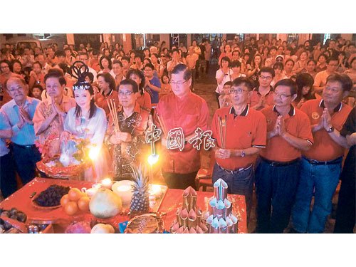 晚會(huì)上進(jìn)行潮州人“拜月亮”的傳統(tǒng)習(xí)俗,,眾人在陳泰昌(前排左4起),、鄭金財(cái)帶領(lǐng)下進(jìn)行祭拜,。(馬來(lái)西亞《中國(guó)報(bào)》資料圖)