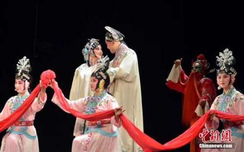 昆曲《牡丹亭》在藝術(shù)之都巴黎上演。(中新網(wǎng)